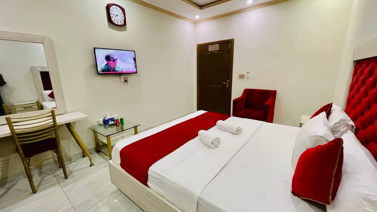 Go 001 Hotel Lahore Deluxe Double Bed