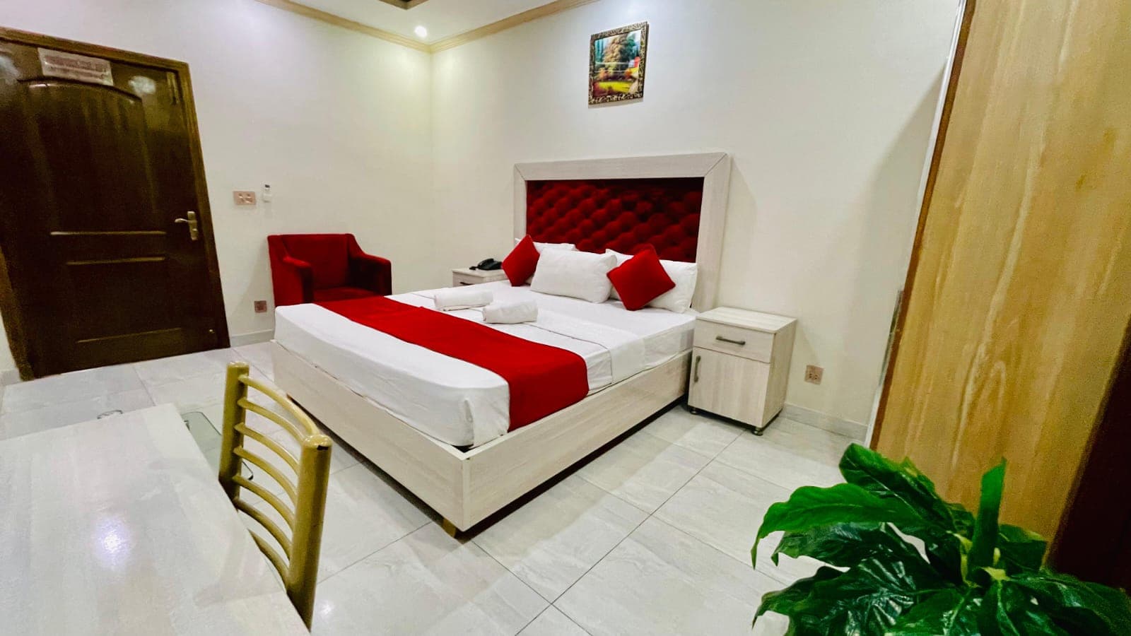 Go 001 Hotel Lahore Deluxe Double Bed