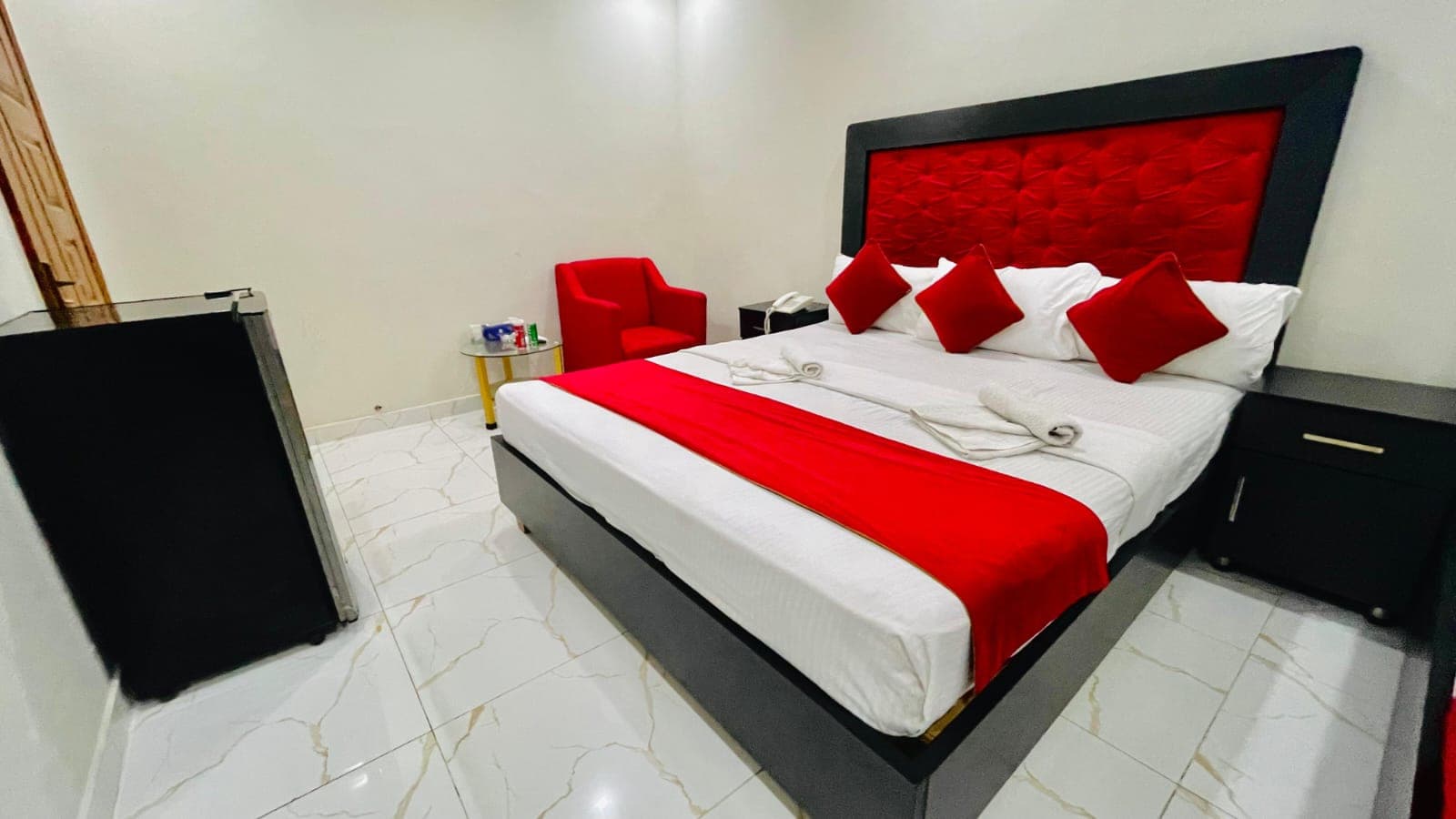 Go 001 Hotel Lahore Deluxe Double Bed