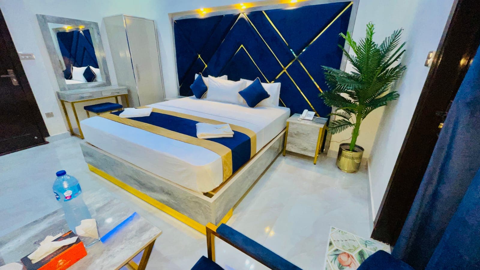 Go 002 Hotel Lahore Deluxe King Bed