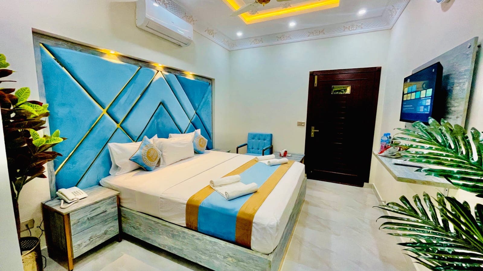 Go 002 Hotel Lahore Deluxe King Bed
